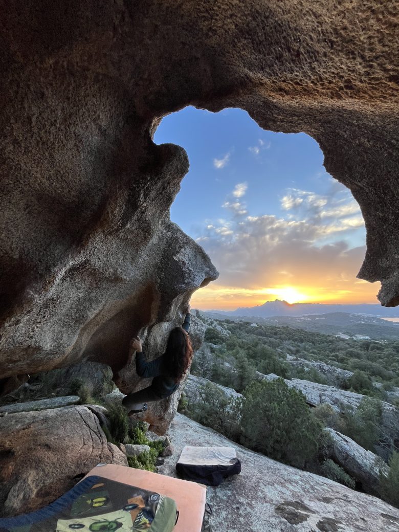 bouldering in Sardegna su blocchi granitici